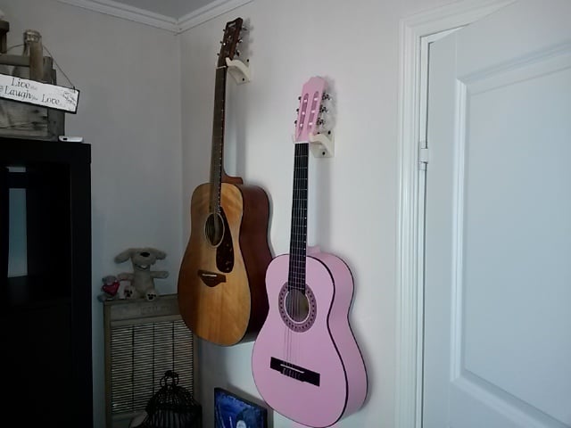 Βάσεις τοίχου κιθάρας με ράφι επιλογής κιθάρας