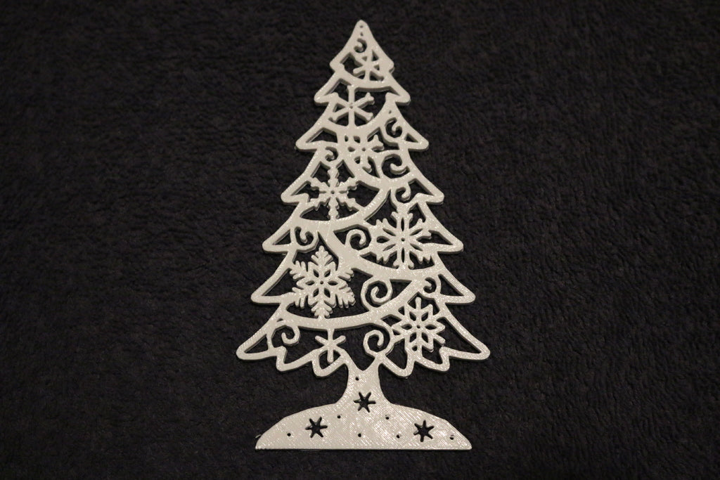 Χριστουγεννιάτικο δέντρο με στολίδια νιφάδα χιονιού