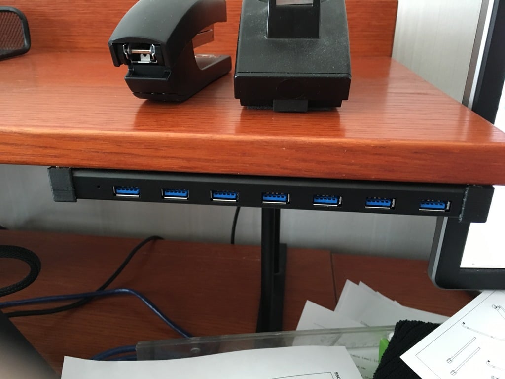 Βάση διανομέα USB Deltaco για τοποθέτηση κάτω από το γραφείο