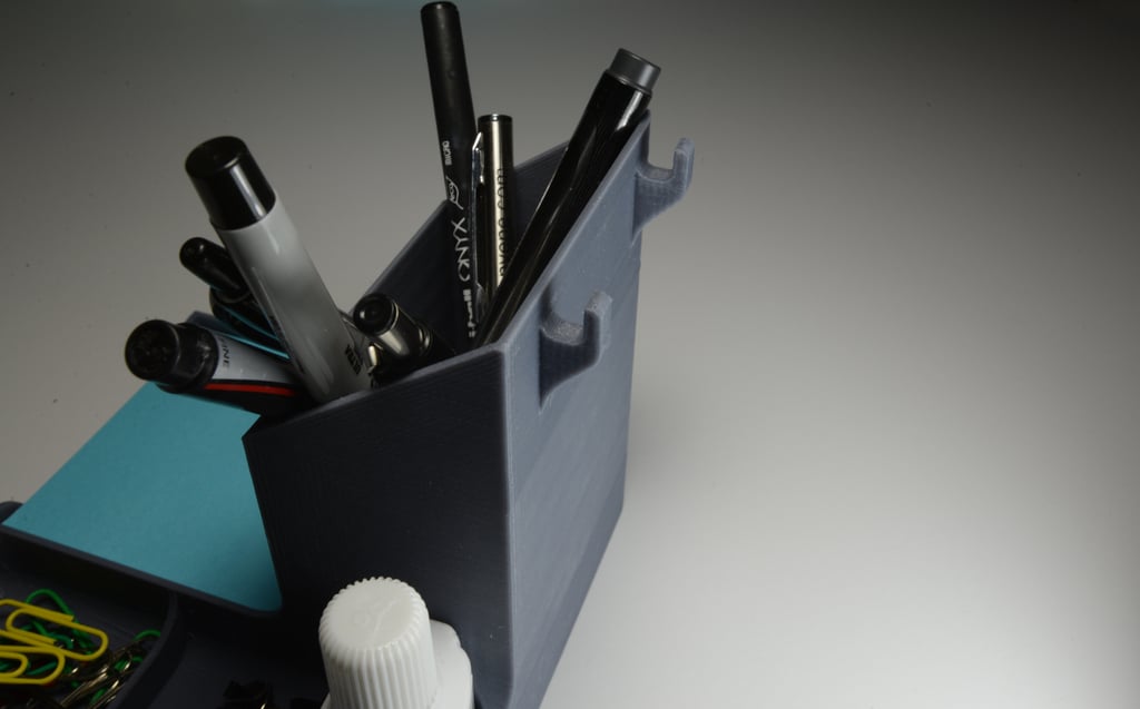 Γραφείο οργάνωσης με θήκες για στυλό, θήκη post-it και δοχεία για κλιπ και σκόρδο