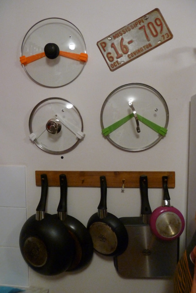 Ρυθμιζόμενη βάση καπακιού κατσαρόλας για τον τοίχο της κουζίνας