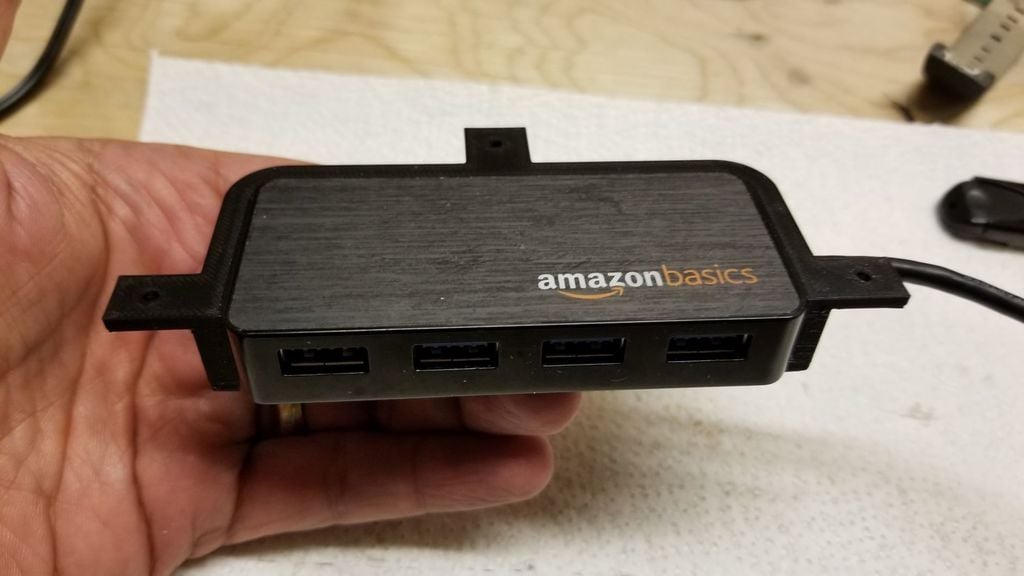 Τοποθέτηση κάτω από το γραφείο για διανομέα USB 4 θυρών μίνι AmazonBasics