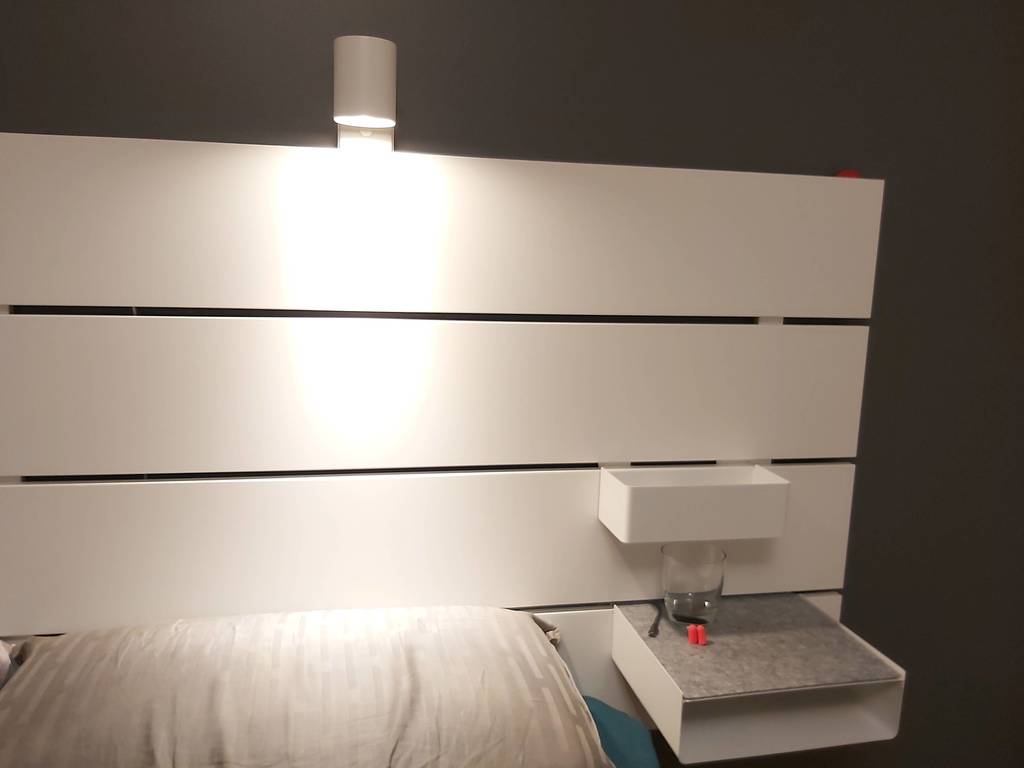 Βάση τριβής για φως Ikea Nymane στο κεφαλάρι Nordli