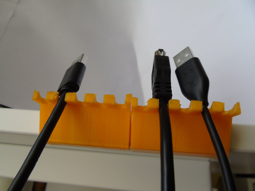 Θήκη USB για τραπέζι Bekant από την Ikea