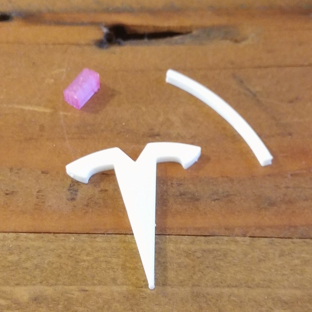 Tesla Charger Organizer με ξεχωριστό ένθετο λογότυπου και άκρο