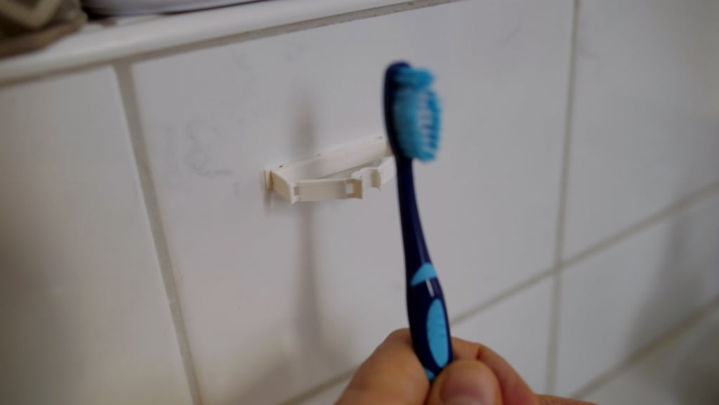 Συμβατή βάση οδοντόβουρτσας με εύκαμπτο μηχανισμό