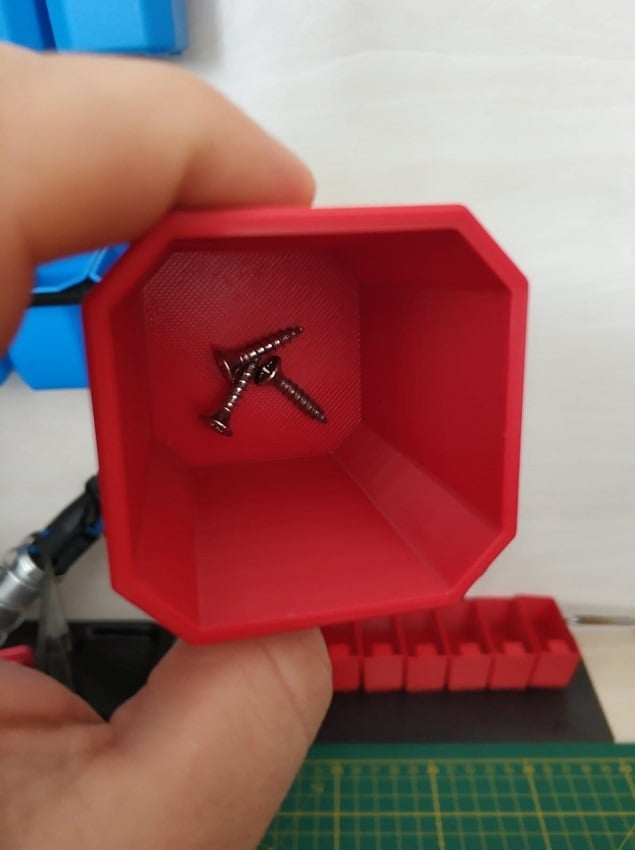 Μικρό βιδωτό κουτί τοίχου OctoBox με μαγνήτη