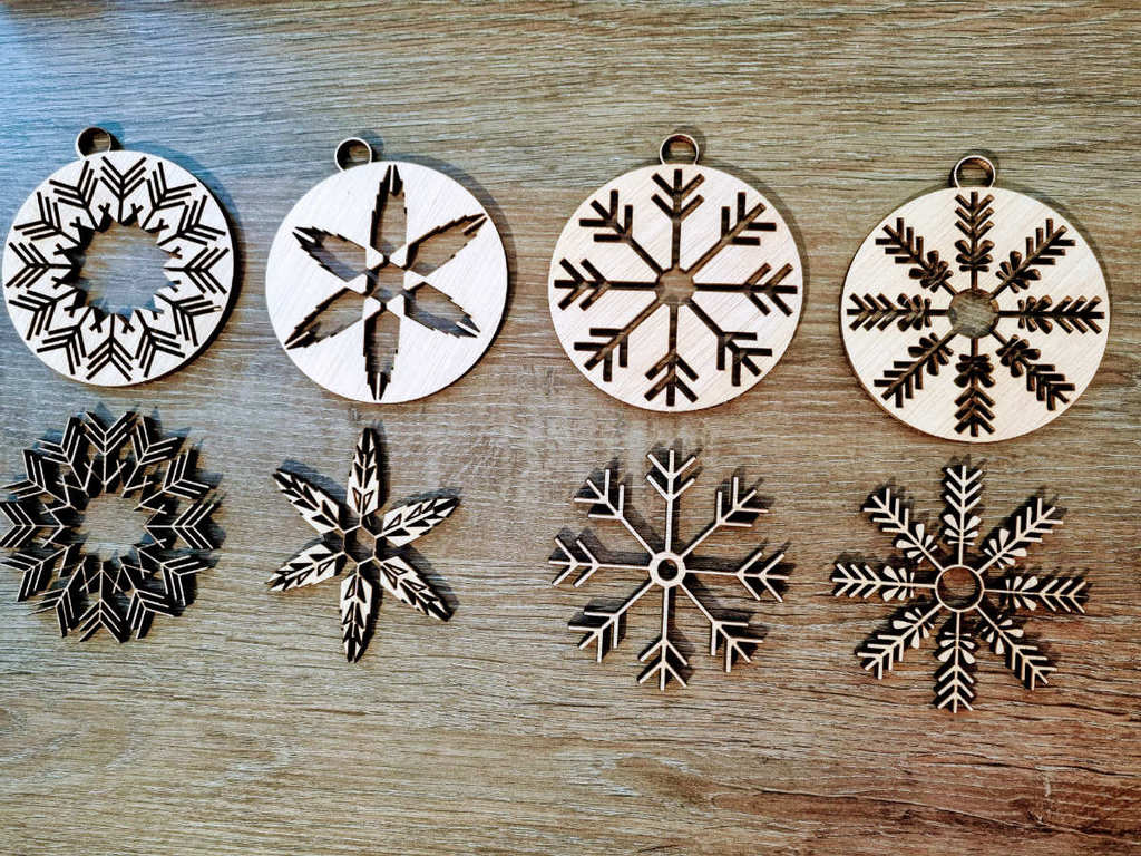 Χριστουγεννιάτικα στολίδια με μοτίβο νιφάδας χιονιού σε ξύλο